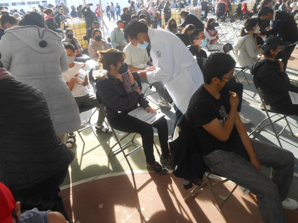 Aplican en Texcoco segunda dosis de vacuna a jóvenes de 15 a 17 años