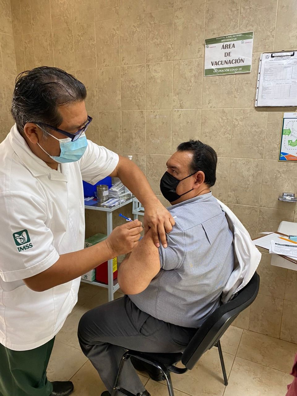 Aplican vacuna de refuerzo contra COVID-19 a personal de salud del IMSS Veracruz Sur