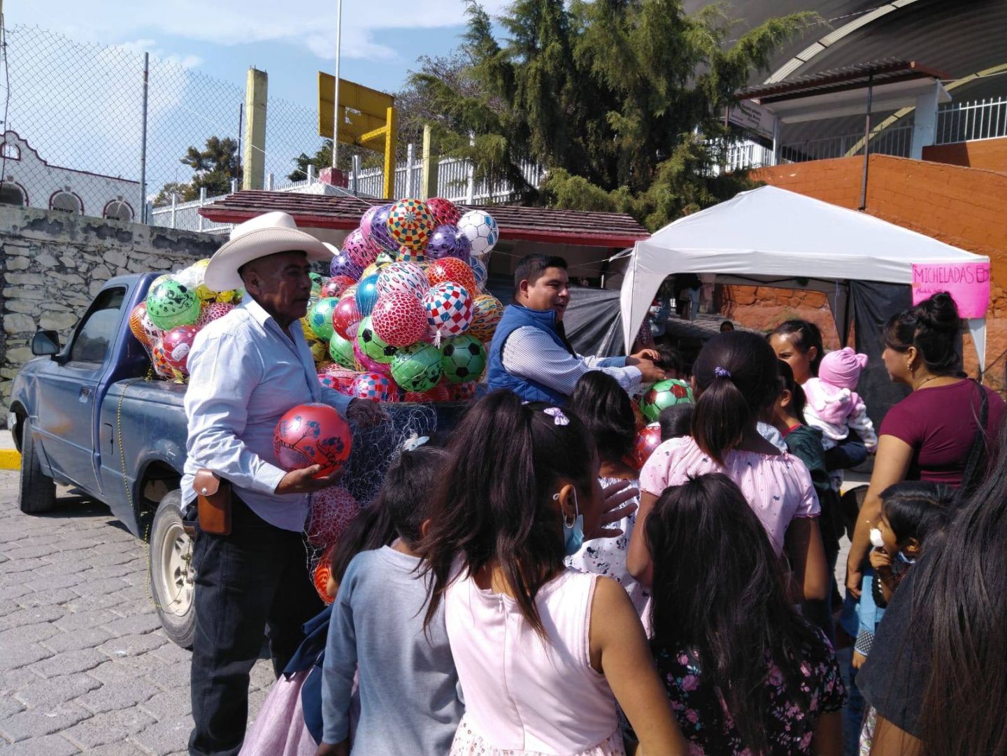 Síndico y quinto regidor de Zumpahuacán llevan juguetes a la comunidad de San Gaspar