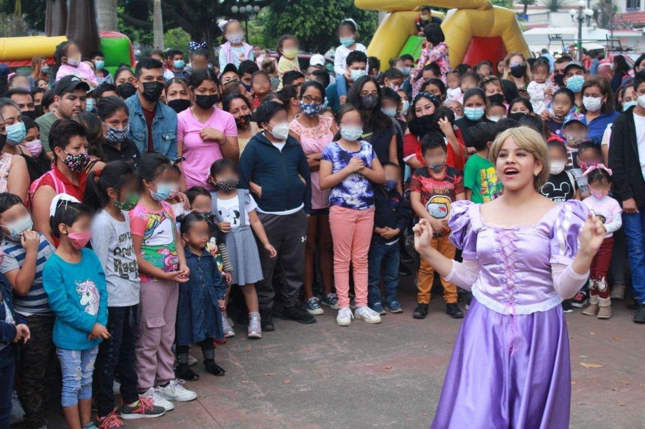 Disfrutan cientos de niños "Día Mágico" 
