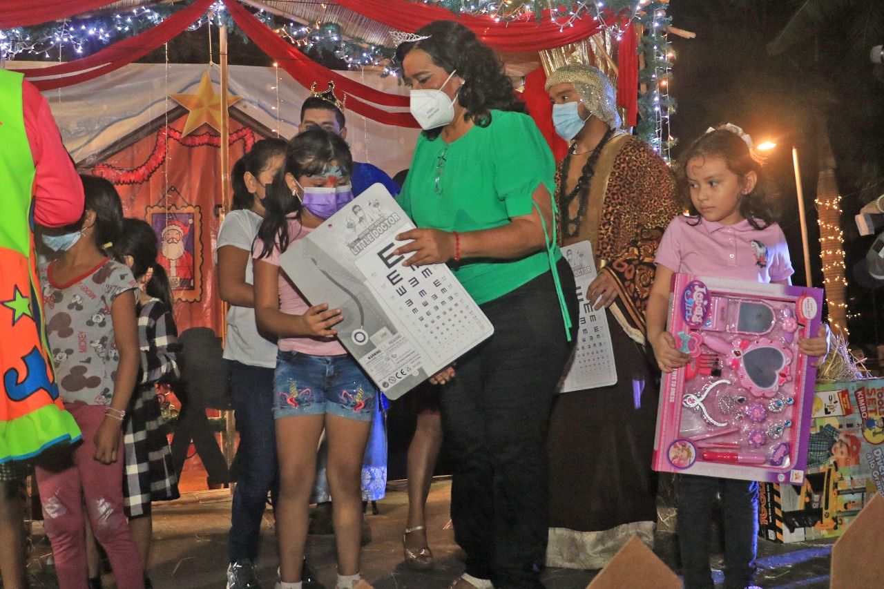 Lleva alegría  Abelina López a niños durante festejo del día de Reyes