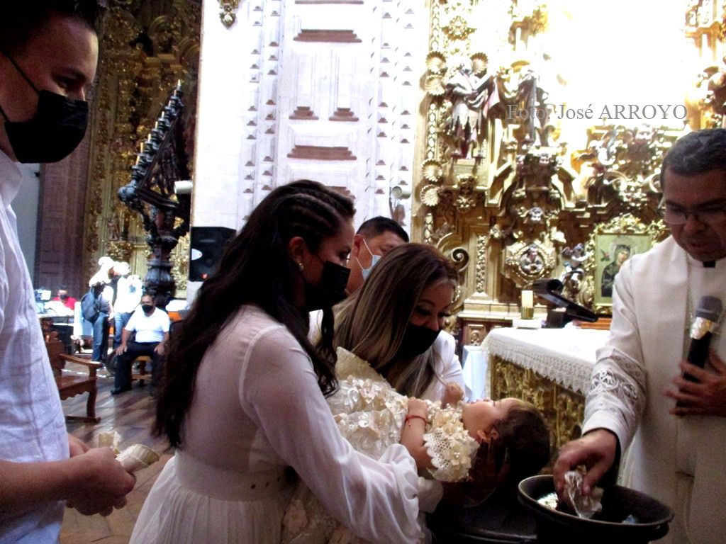 

La Niña Milena Efimou Jaimes recibe el Sacramento del Bautismo en santa Prisca