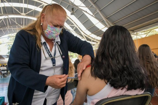 En Nezahualcoyotl aplican vacunas anti COVID-19 a 45 mil jóvenes