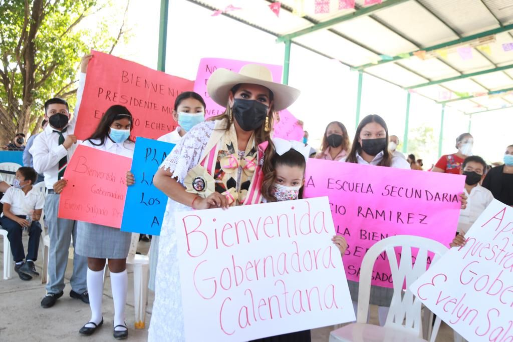 Visita Evelyn Salgado Placeres del Oro; anuncia obras diversas y entrega apoyos a escuelas de esta localidad, de Coyuca de Catalán