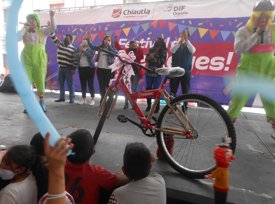 Festejo enternecedor y concurrido por niñas y niños por Día de Reyes en Chiautla