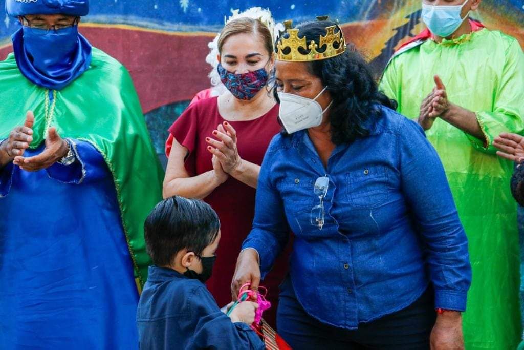 Brinda Abelina López bienestar y desarrollo social a través del DIF