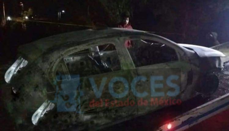 En Teotihuacán Apagan fuego de un automóvil y en el interior de la Cajuela un hombre sin vida.