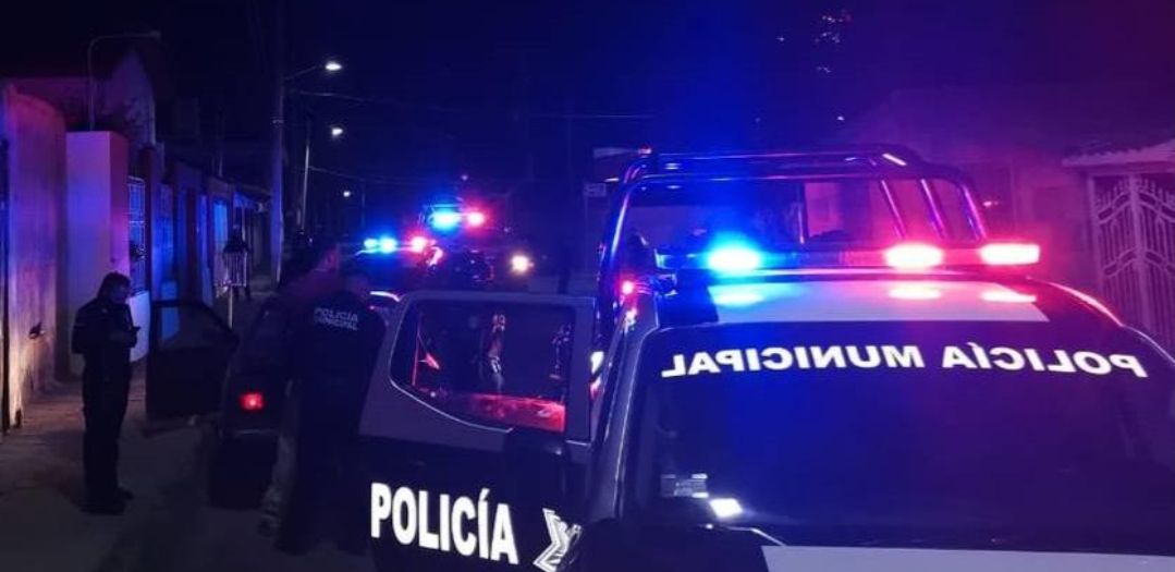 Balean a policía estatal de Tlalnepantla en calles de los Reyes la Paz 