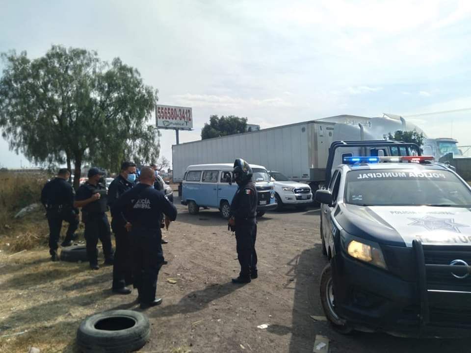 Policías de Tezoyuca recuperan un vehículo que había  sido robado en Acolman 