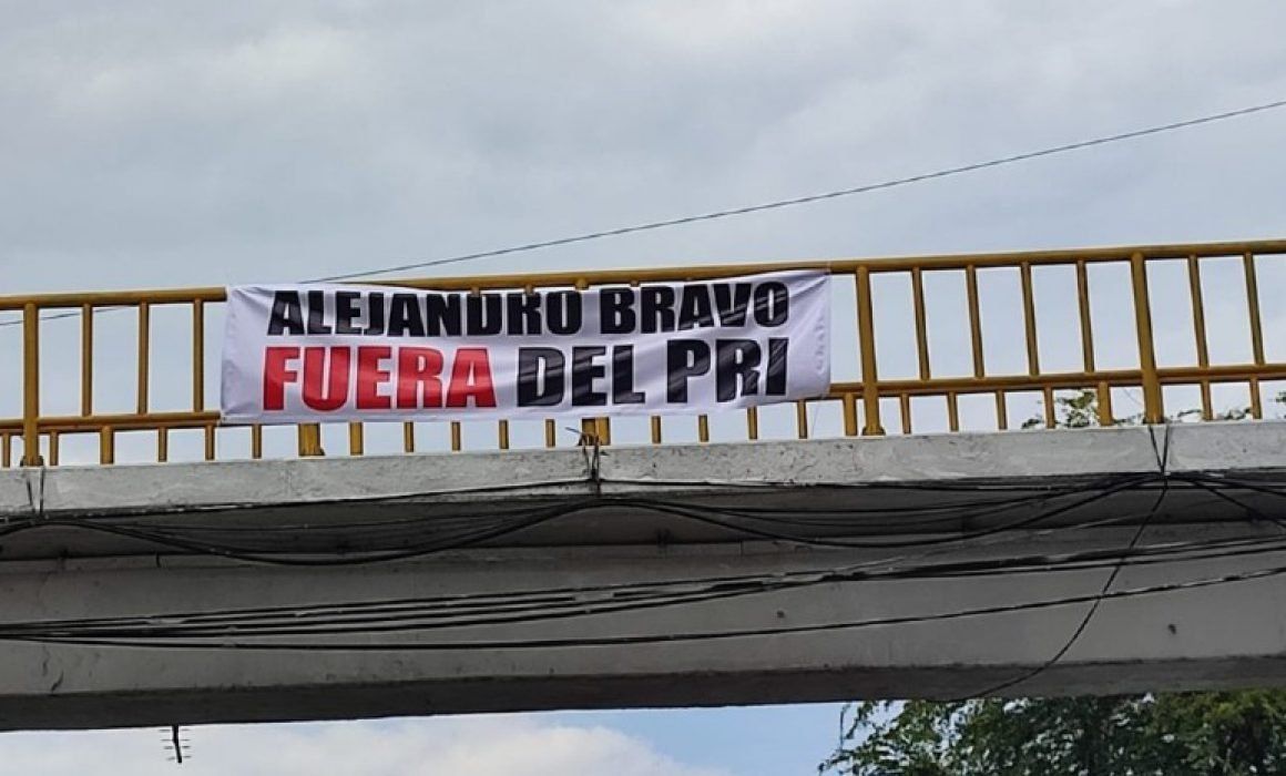 Con lonas piden salida de Alejandro Bravo del PRI