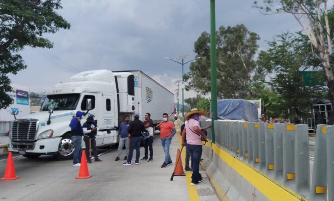 Bloquean directores la Autopista del Sol en Chilpancingo