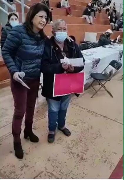 Mariela Gutiérrez alcaldesa de Tecamac entrego tarjetas del bienestar a adultos mayores 