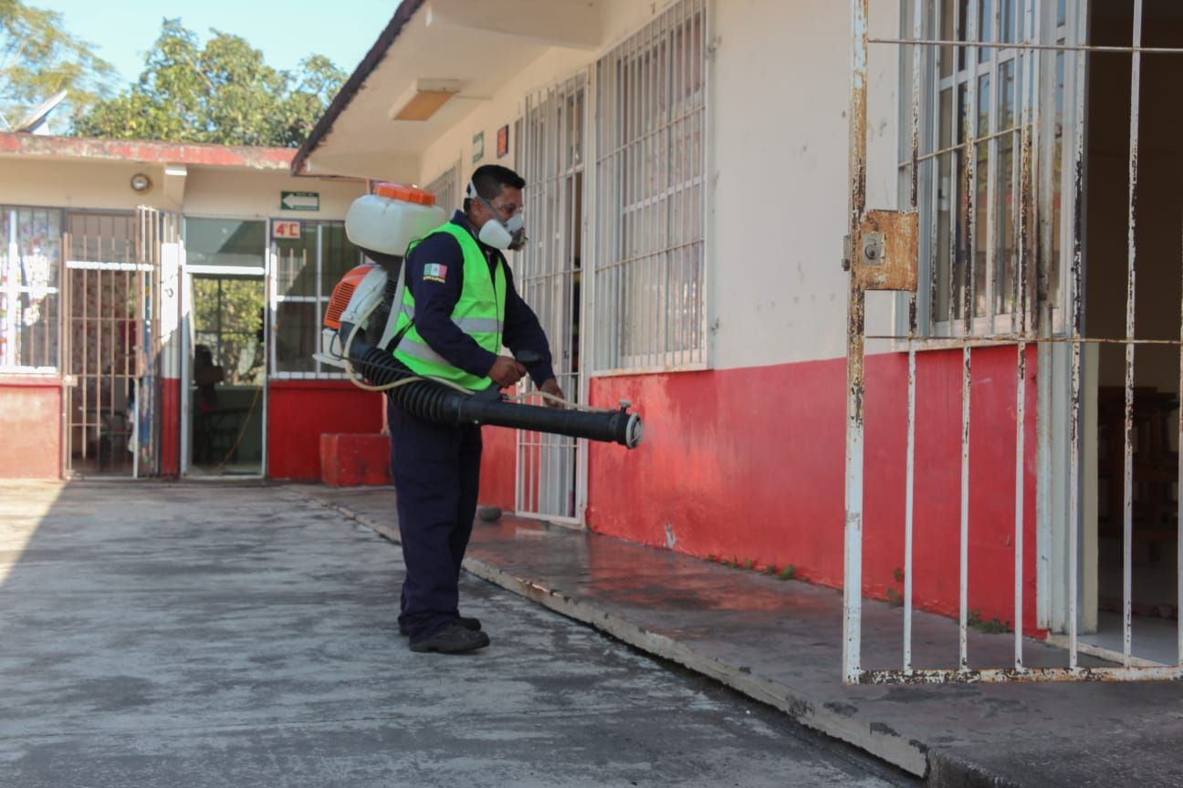 Da inicio Ayuntamiento de Atoyac a jornada de sanitización en escuelas