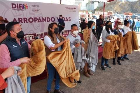 Entregan 700 cobijas gracias al programa "Arropando Vidas" en Chimalhuacán 