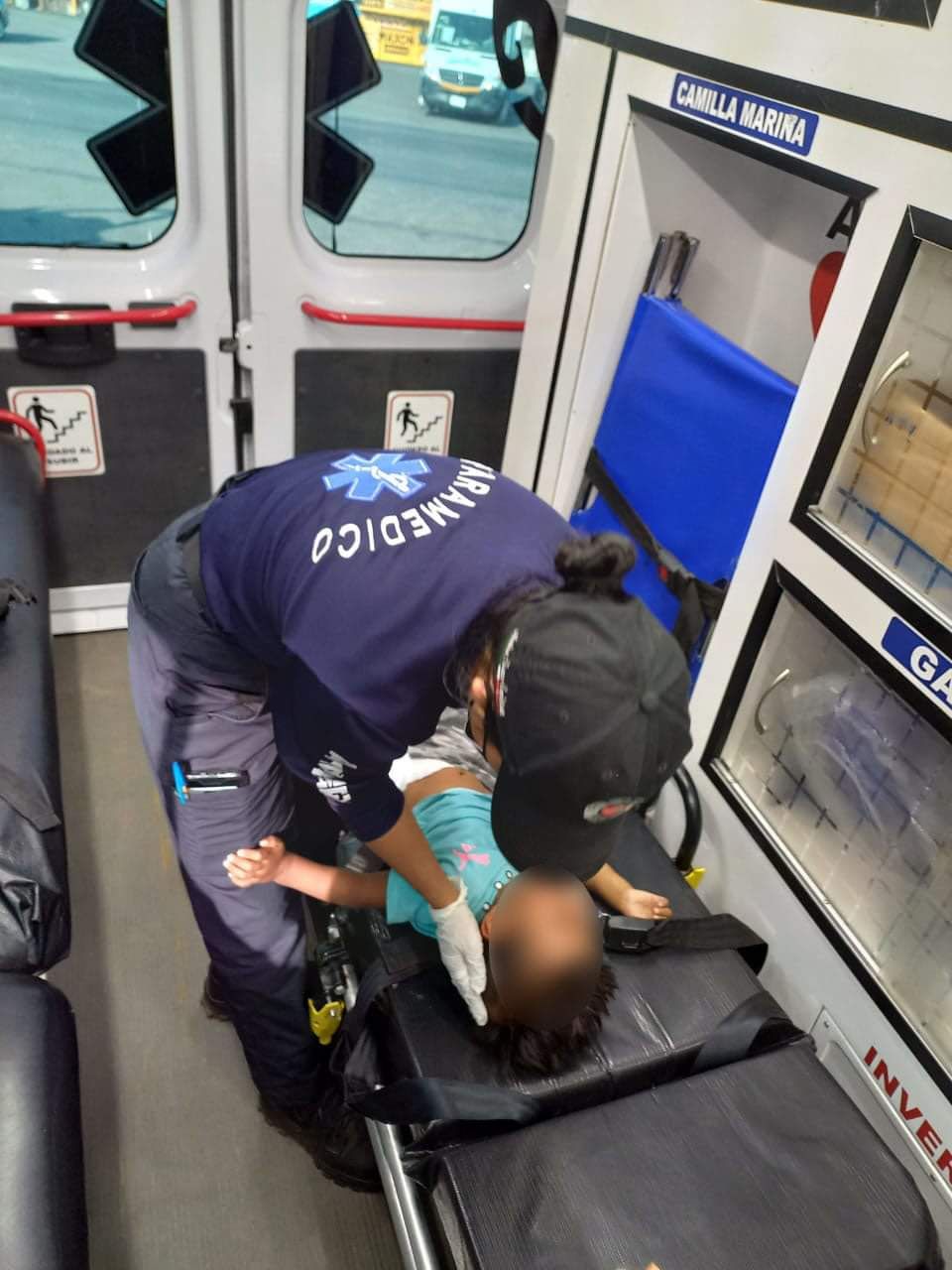 Niño sufre caida de dos metros y PC de Tezoyuca llegó rápido al auxilio. 