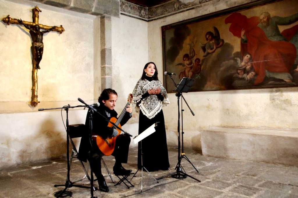 El dueto ’Voz entre cuerdas’ deleita con un concierto en el Museo Virreinal de Zinacantepec.