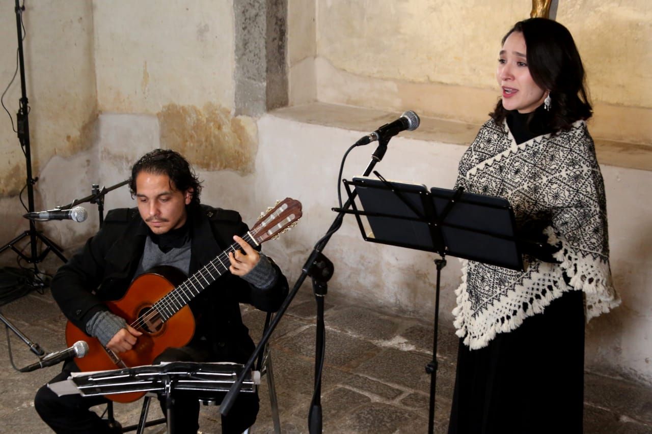 Deleita dueto ’voz entre cuerdas’ con un concierto en el museo virreinal de Zinacantepec 