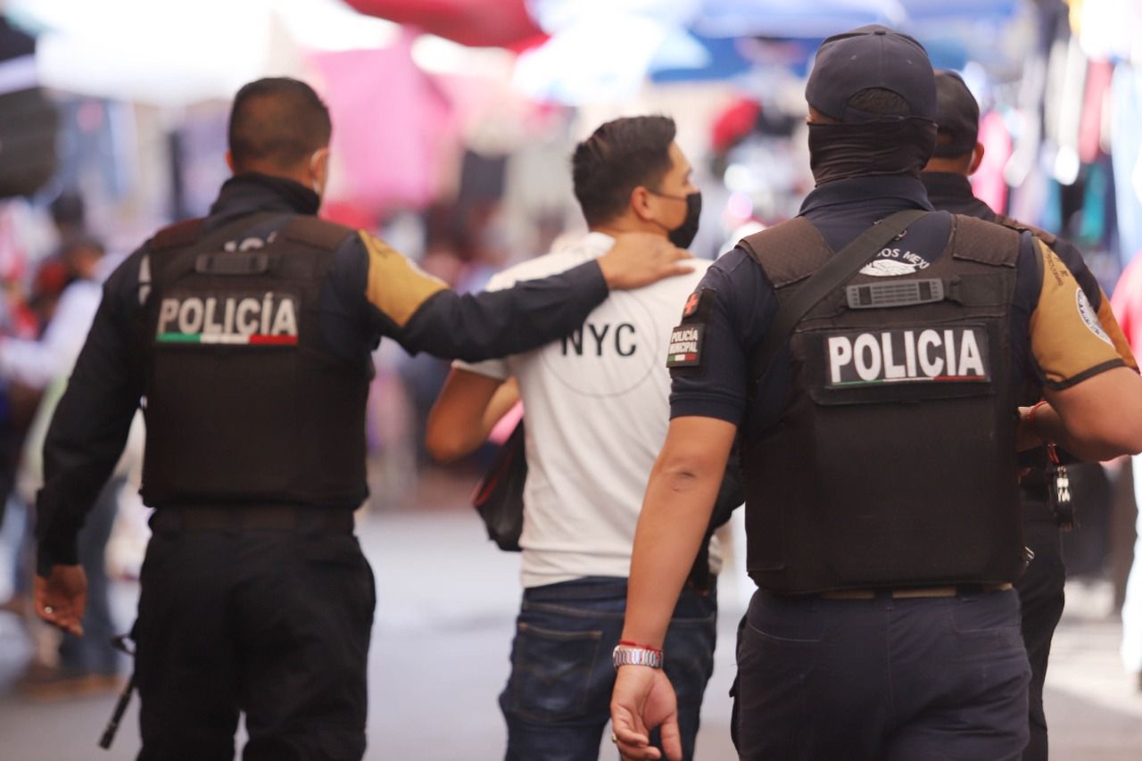 Autoridades de Ecatepec arrestan a 2 personas que se negaron a portar correctamente el cubebocas
