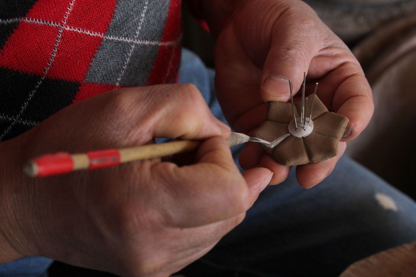 Utilizan artesanas y artesanos el barrio para crear piezas identitarias de la entidad 