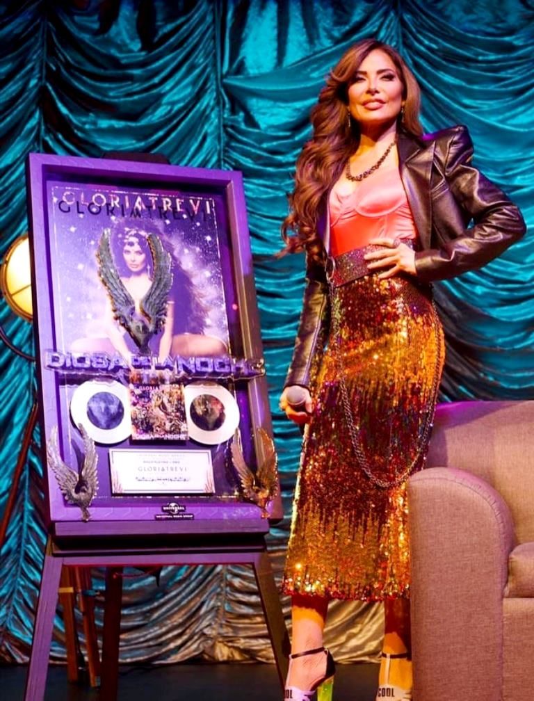 Gloria Trevi recibe disco de Platino y Oro antes de su concierto