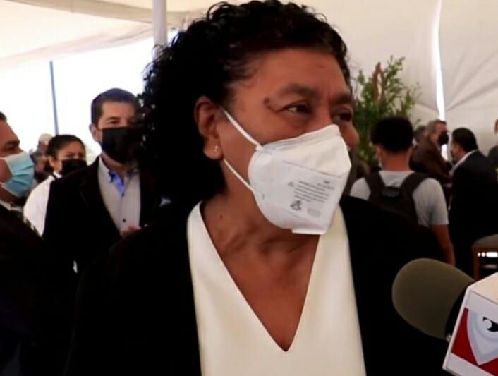 Con infantil explicación, la Secretaria de Salud de Guerrero intentó negar haberle dado trabajo y un cargo de responsabilidad a su esposo