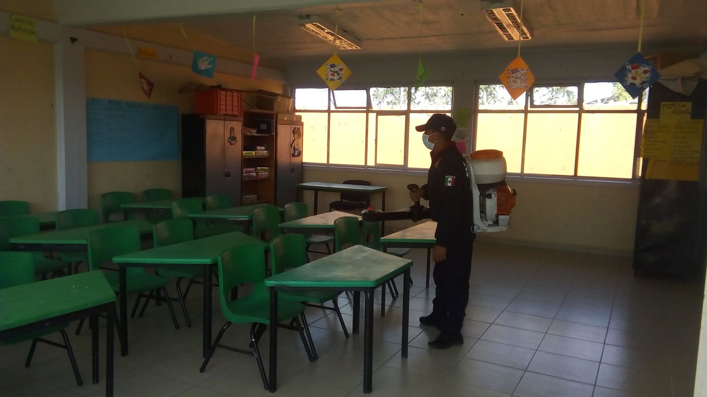 Comités de salud escolares y padres de familia participan en limpieza y desinfección de aulas en Texcoco