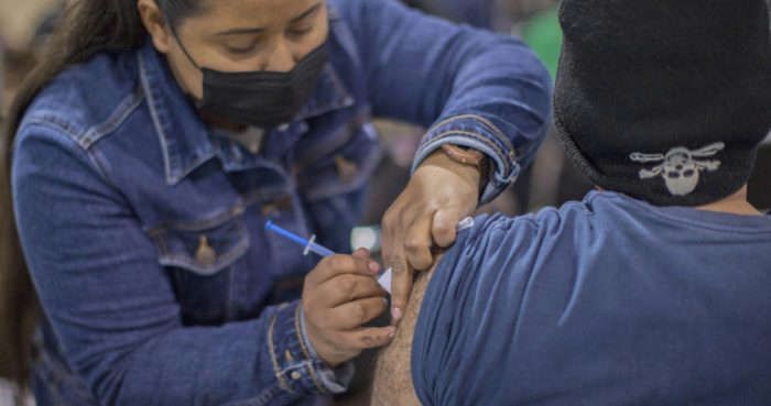 Los grupos contra la inmunización COVID se propagaron por el mundo. También en México
