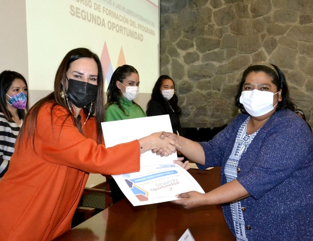 El GEM y ONU Mujeres entregan constancias a mexiquenses egresadas del programa segunda oportunidad 