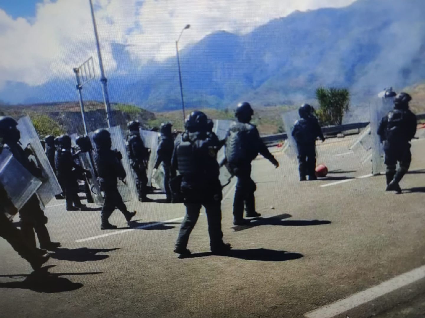 #Enfrentamiento entre elementos de la GN - policías  y normalistas deja 22 heridos