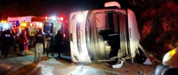 Volcadura de autobús de la empresa Futura deja 25 heridos en Metztitlán, Hidalgo 