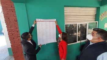 Alcaldesa de Chiconcuac recorre comunidades para pegar Bando Municipal 2022