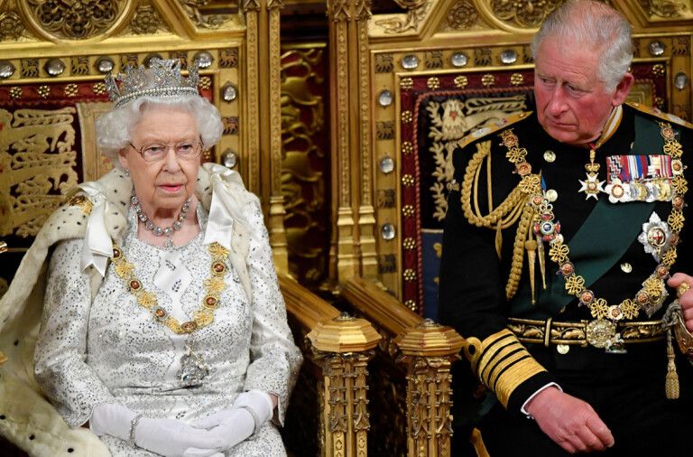 En vísperas de sus 96 años, la reina Isabel ya está pensando dejar a las nuevas generaciones 