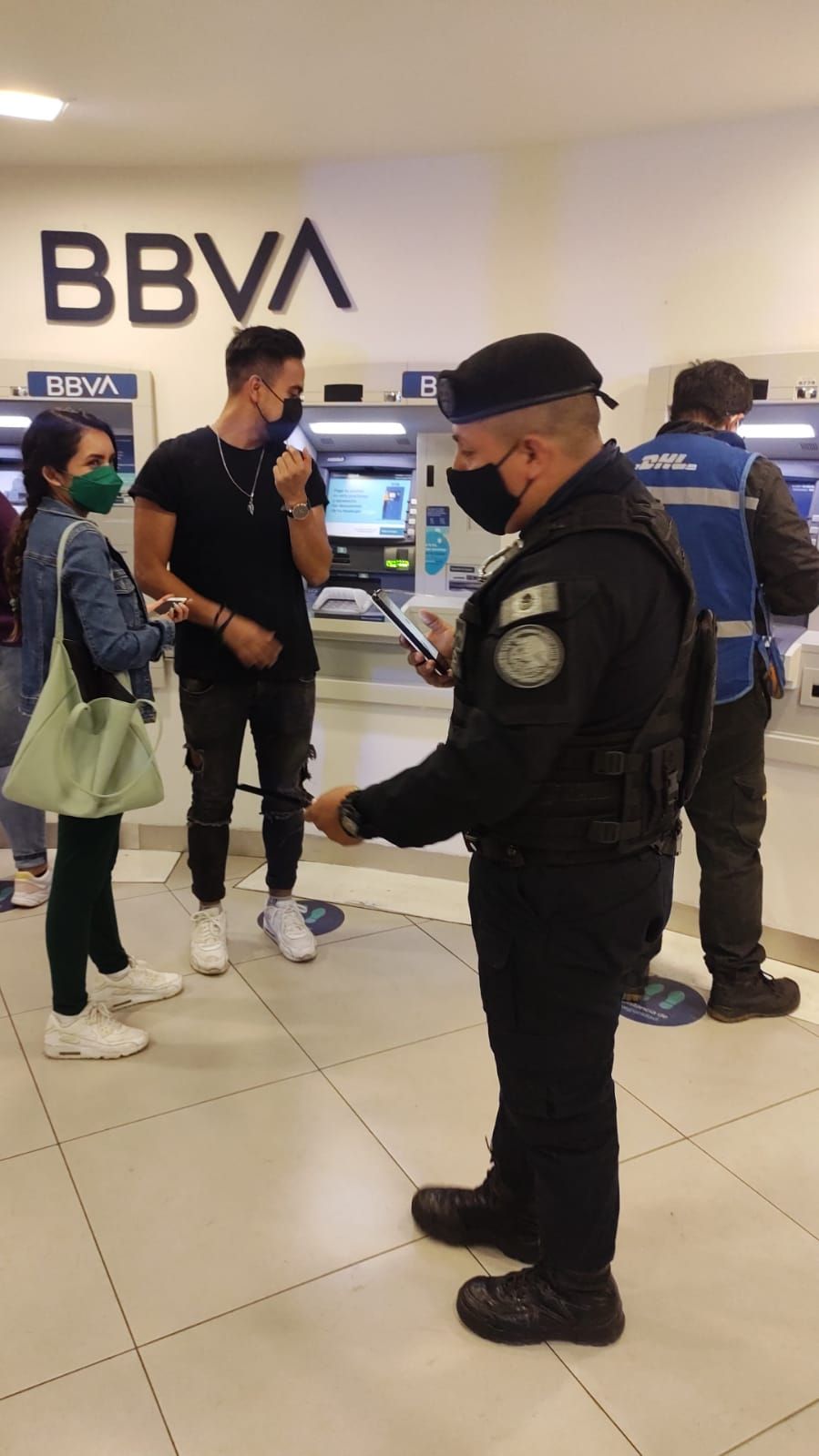 #En Neza policías evitan fraude en cajero automático y recuperan dinero 