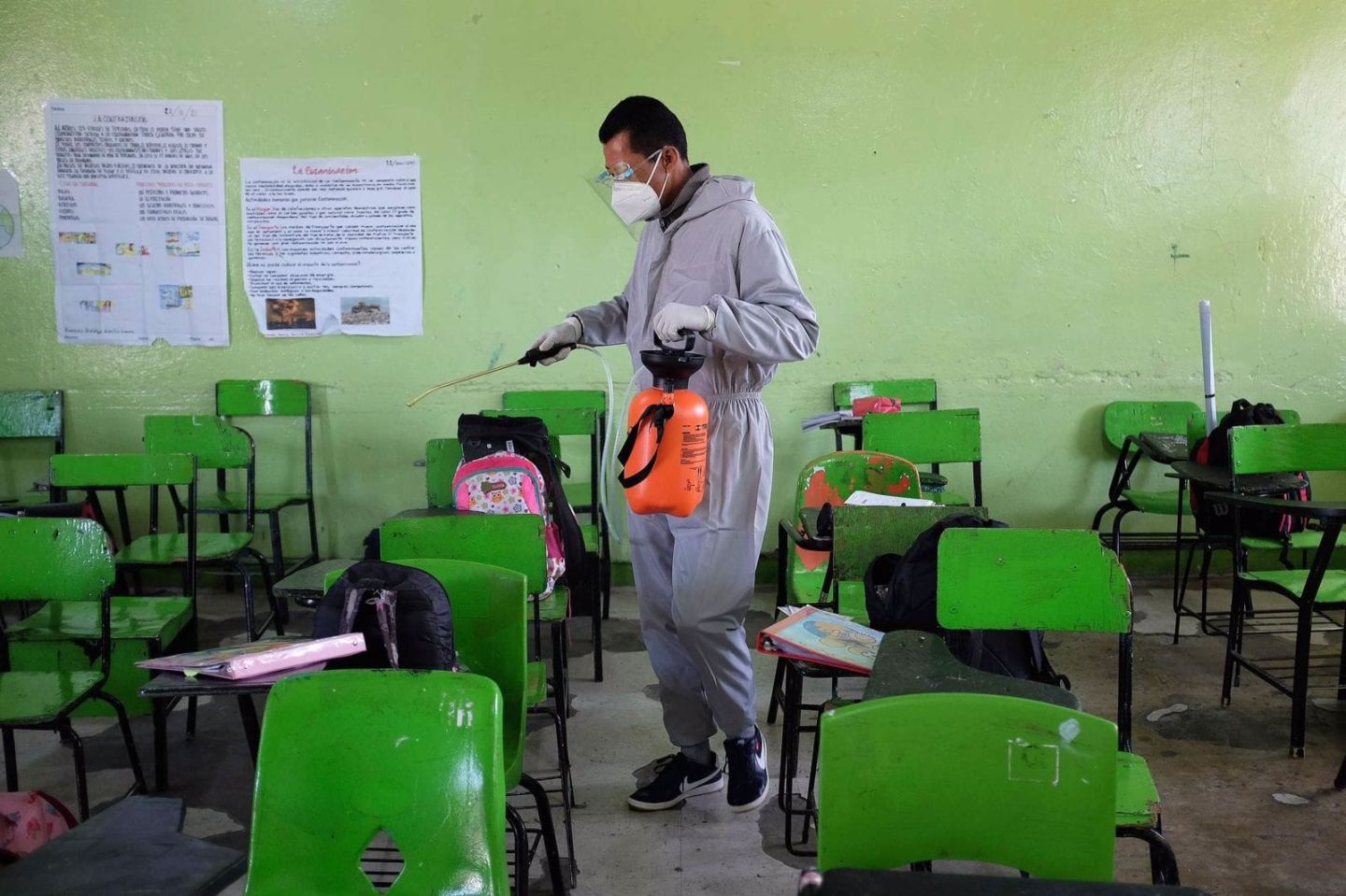 Sanitizan escuelas de Chimalhuacán
para evitar contagios de Covid- 19.

