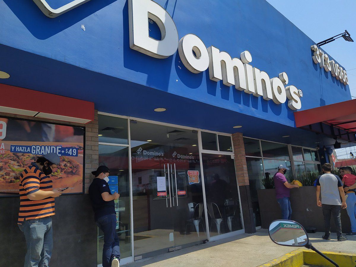 Se le cae la puerta de Domino’s a menor de 5 años en Martínez