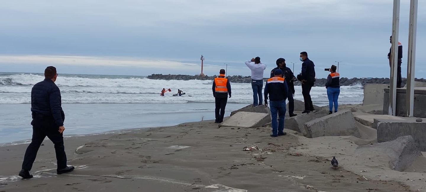 Hombre es rescatado del mar, tras las malas condiciones climatológicas