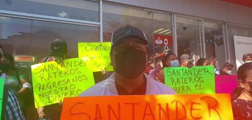 Toman habitantes de Ayutla sucursales del banco Santander por retención de 23 millones de pesos del gobierno municipal