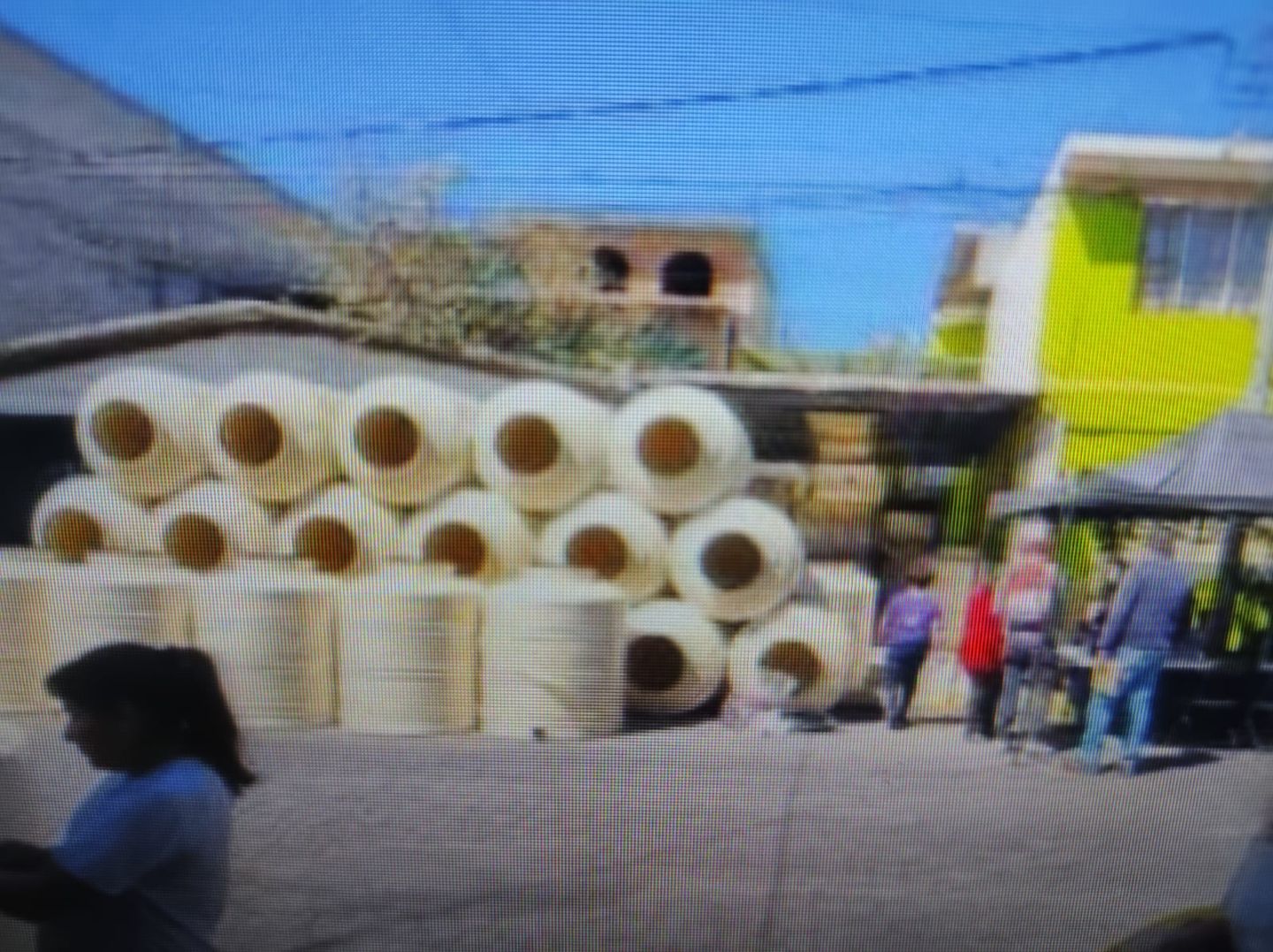 #Denuncian que gobierno del Estado de México reparte tinacos en Ecatepec 
