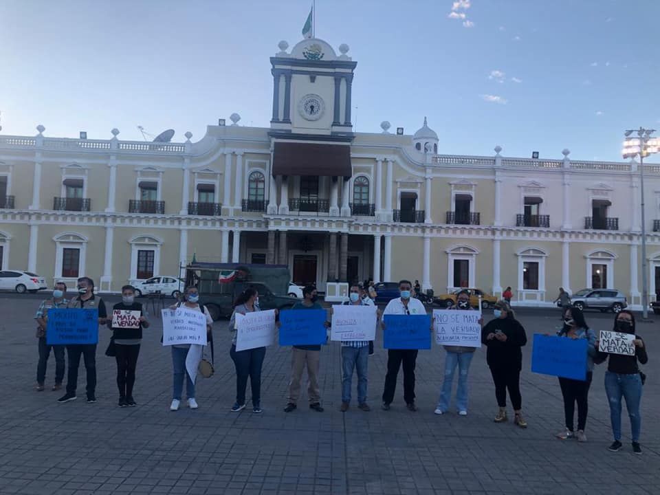 Periodistas nayaritas se manifiestan frente a palacio de gobierno