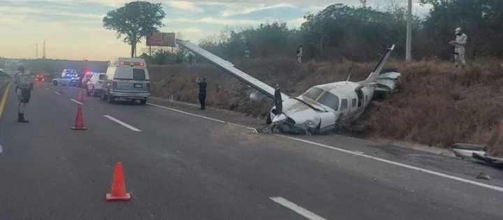 Se Desploma Avioneta en plena autopista en Sinaloa