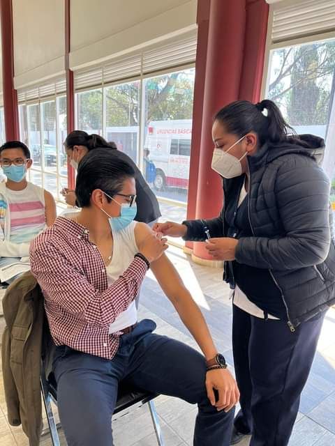 Alcalde y más de mil vecinos  acudieron a su vacunación en  Papalotla
