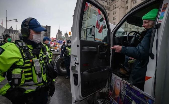 Policía de Canadá endurece medidas contra manifestantes