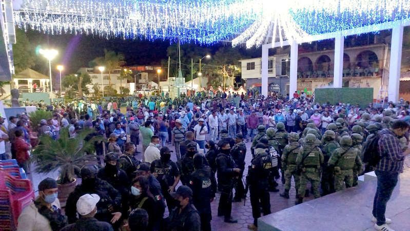 Retienen a soldados y agentes en poblado de Guerrero