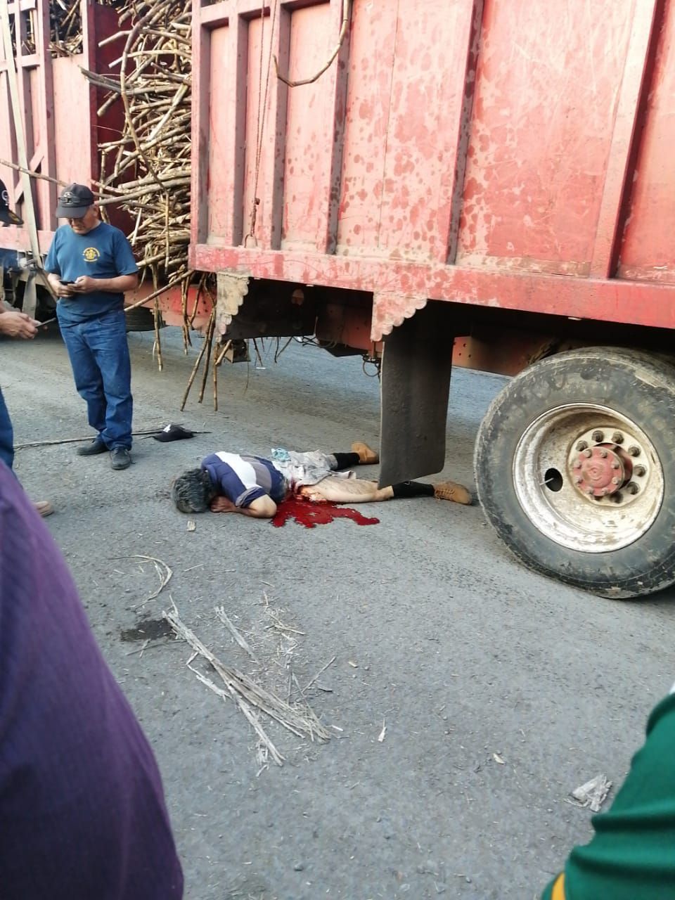 Muere aplastado por camión de caña
