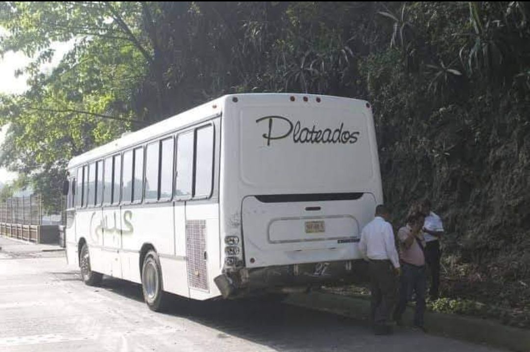Asaltan autobús de pasajeros, los usuarios  fueron despojados de sus pertenencias