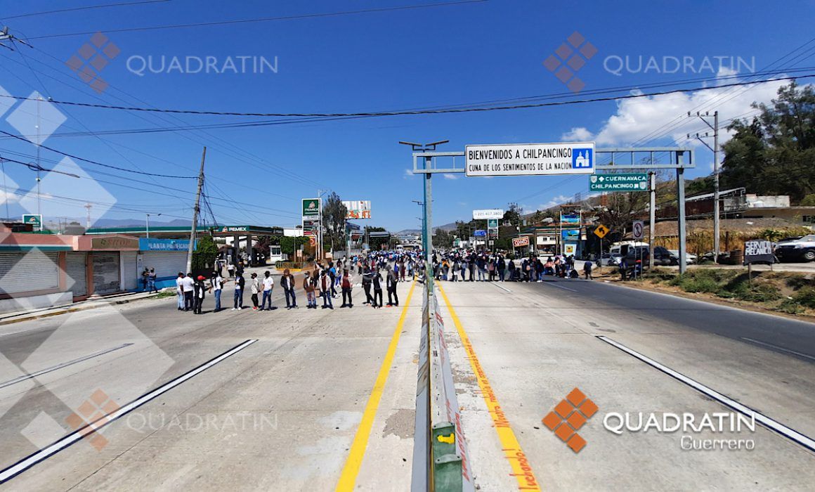 Bloquean normalistas la Autopista en Chilpancingo para exigir plazas