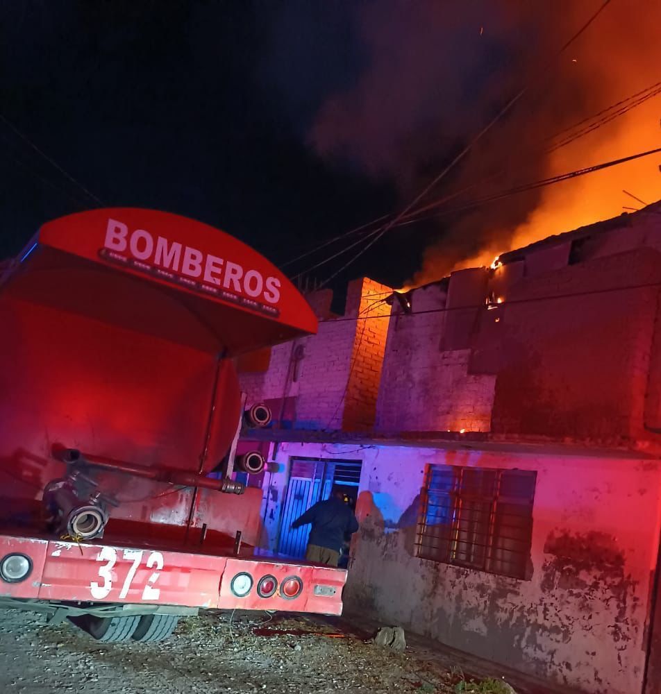 Elementos de emergencia de Valle de Chalco salvan a familia durante un incendio