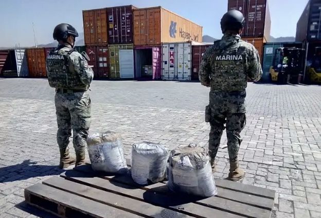 En Colima la Marina aseguró costales con carbón adicionados con presunta cocaína provenientes de Colombia