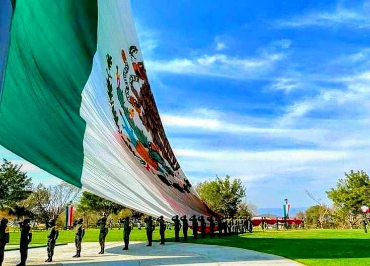 Conmemora Evelyn Salgado Pineda Día de la Bandera desde el Cerro del Tehuehue en Iguala