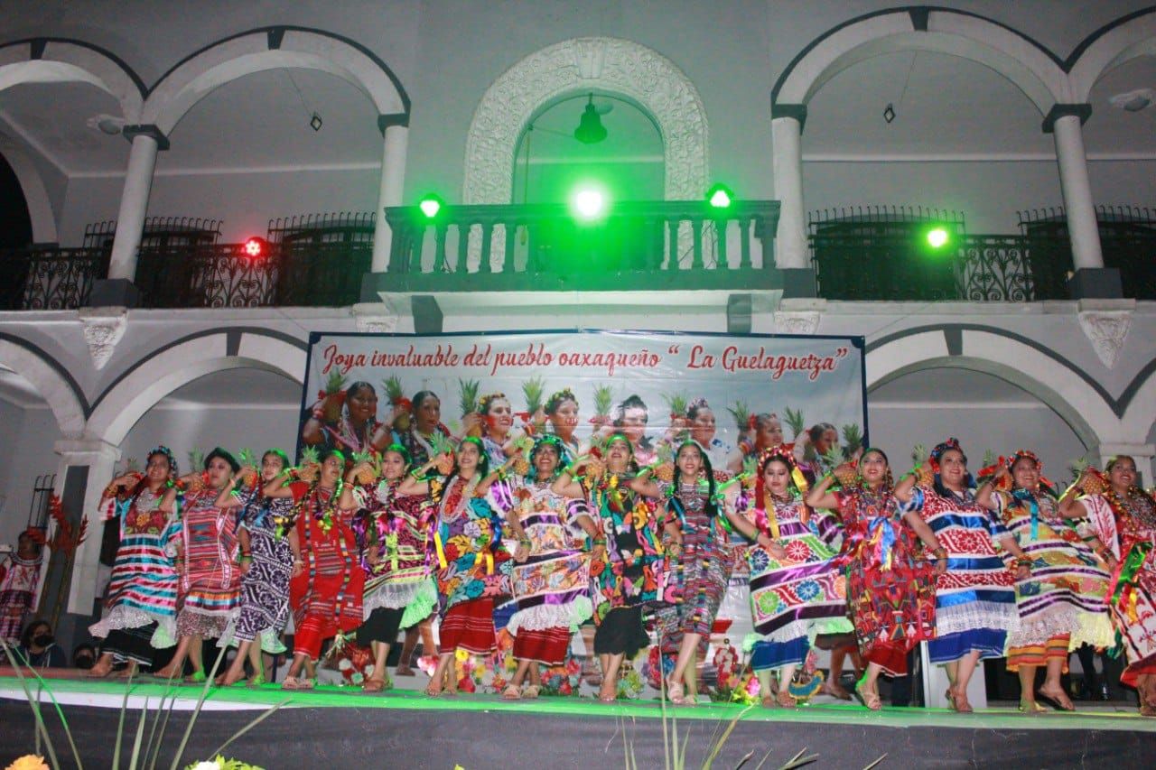 Disfrutan cientos la Guelaguetza